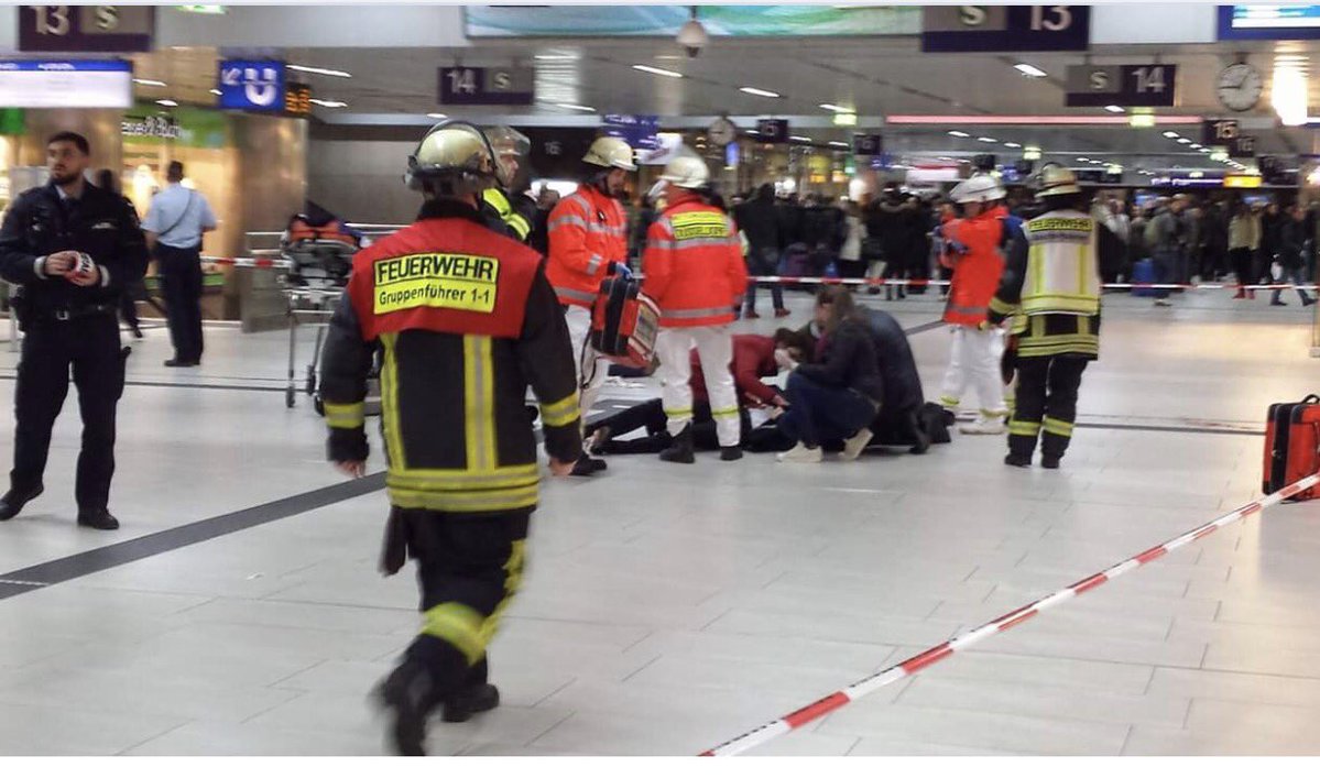 НАПАД У ДИЗЕЛДОРФУ: Пет путника повређено секиром на железничкој станици (ВИДЕО)
